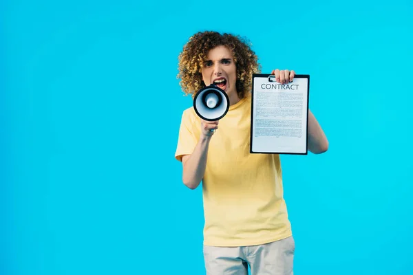 Enojado Rizado Adolescente Celebración Contrato Gritando Megáfono Aislado Azul — Foto de Stock