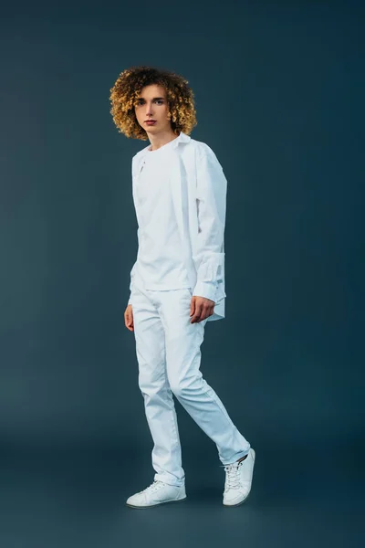 Full Length View Curly Teenager Total White Outfit Green — Stock Photo, Image