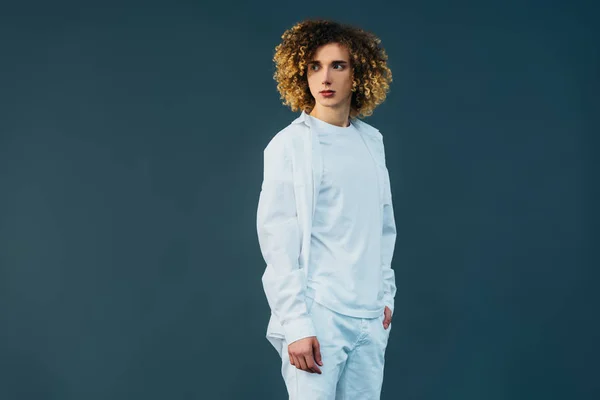 Curly Teenager Total White Outfit Looking Away Isolated Green — Stock Photo, Image