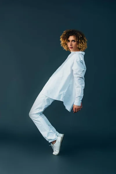 Seitenansicht Von Lockigen Teenager Insgesamt Weißes Outfit Posiert Auf Zehenspitzen — Stockfoto