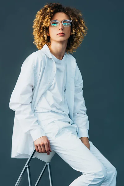 Elegante Adolescente Riccio Total White Outfit Bicchieri Seduti Sulla Sedia — Foto Stock