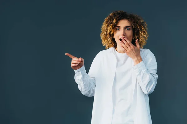 Schockiert Stylische Lockige Teenager Ganz Weißes Outfit Zeigt Mit Der — Stockfoto