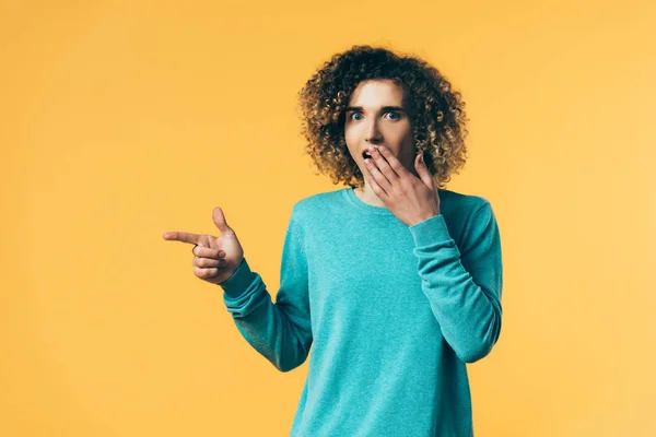 Shocked Curly Teenager Pointing Finger Aside Isolated Yellow — Stock Photo, Image
