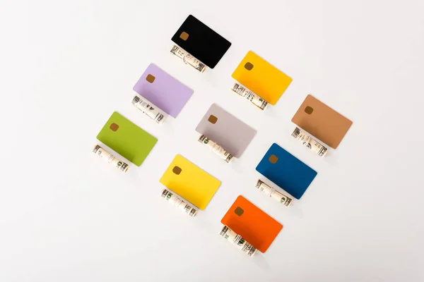 Vista Superior Modelos Coloridos Cartão Crédito Perto Dos Rolos Dinheiro — Fotografia de Stock