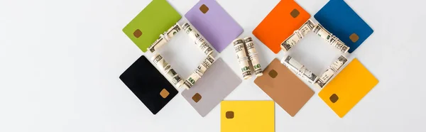 Tiro Panorâmico Modelos Cartão Crédito Multicoloridos Perto Rolos Dinheiro Branco — Fotografia de Stock