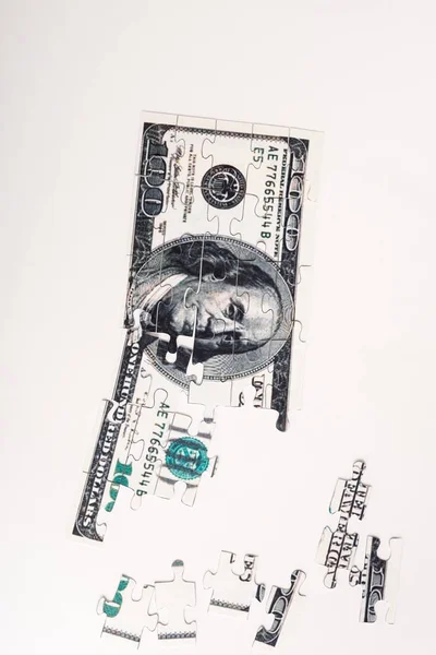用白色隔离开的美元钞票拼图的顶部视图 — 图库照片