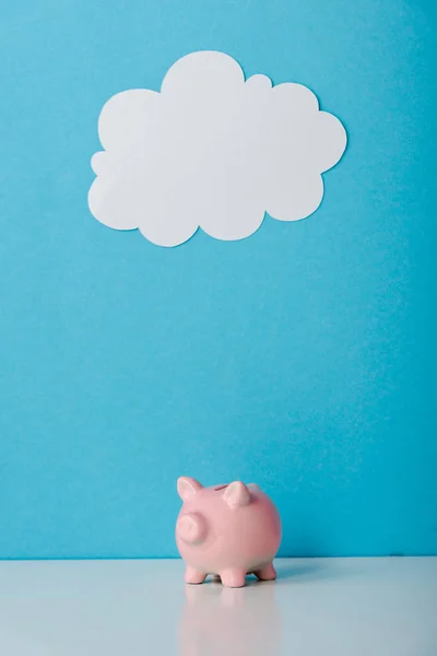 Rosa Sparschwein Nahe Weißer Wolke Auf Blauem Mit Kopierraum — Stockfoto