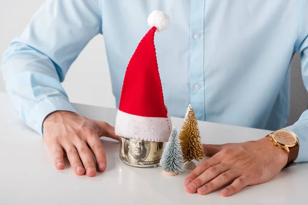 Cam Kavanozun Yanında Beyaz Tenli Paralı Noel Baba Şapkalı Bir — Stok fotoğraf