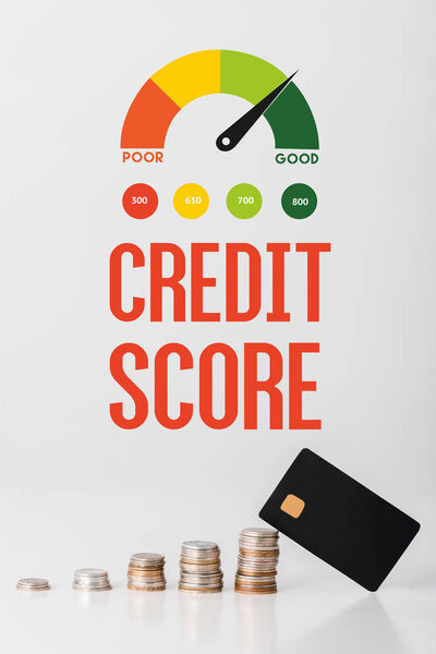 стопки серебряных и золотых монет рядом с шаблоном кредитной карты и сохранить буквы и красочные графики на белом
 