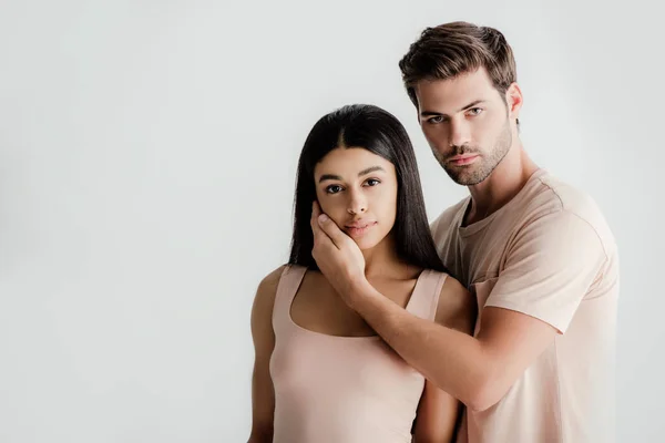 Jovem Casal Interracial Roupa Bege Posando Juntos Isolado Branco — Fotografia de Stock