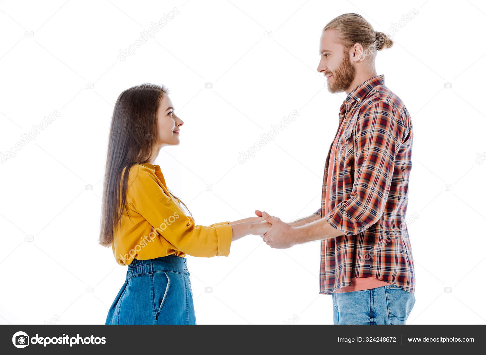 身着休闲装的年轻夫妇手牵手彼此凝视着对方的侧视图——图库图片© AndrewLozovyi #324248672, image size:1600x1168