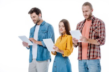 Beyaz tablet kullanan üç genç arkadaş gülümsedi.