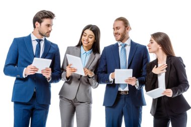 Takım elbiseli çok kültürlü iş adamları dijital tabletleri beyaza izole etmişler.