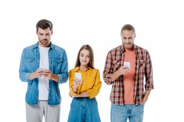 Beyaz telefonları kullanan üç genç arkadaş.