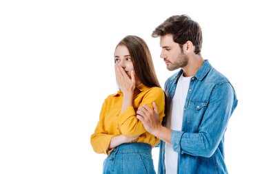 İlişki sorunları olan kot giyen genç çift beyazlara izole edilmiş.