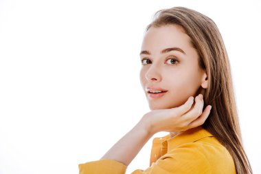 Çekici kız beyaz tenli yüzlere dokunuyor