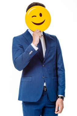 Kyiv, Ukrayna - 12 Ağustos 2019: mavi takım elbiseli iş adamı, yüzünde göz kırpan bir gülümseme tutuyor.
