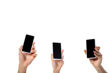 Beyazlar üzerinde izole edilmiş boş ekranlı akıllı telefonları tutan genç arkadaşların kırpılmış görüntüsü