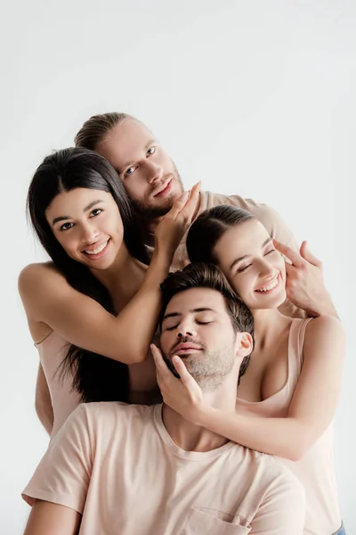 Sorrindo Jovens Multiculturais Homens Mulheres Roupa Bege Posando Juntos Tocando — Fotografia de Stock