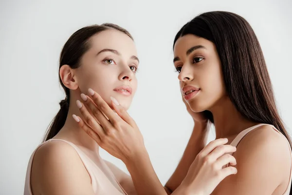 Chicas Jóvenes Multiculturales Traje Beige Tiernamente Tocándose Aisladas Blanco — Foto de Stock