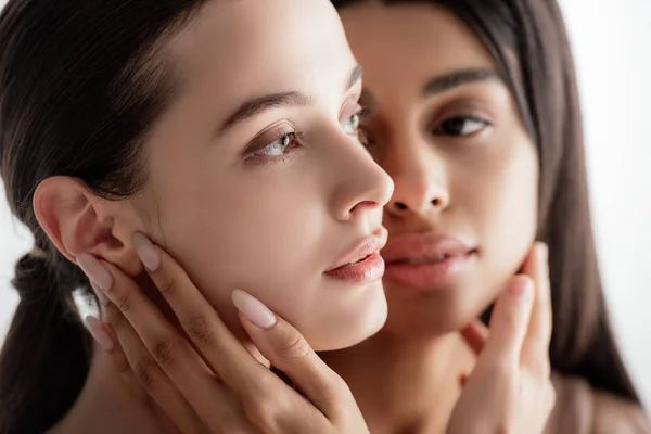 Enfoque Selectivo Las Niñas Jóvenes Multiculturales Traje Beige Tiernamente Tocándose — Foto de Stock