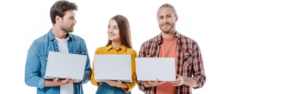 Positivo Jovens Amigos Segurando Laptops Isolados Branco Tiro Panorâmico — Fotografia de Stock