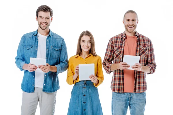 Sorrindo Três Jovens Amigos Segurando Tablets Digitais Isolados Branco — Fotografia de Stock