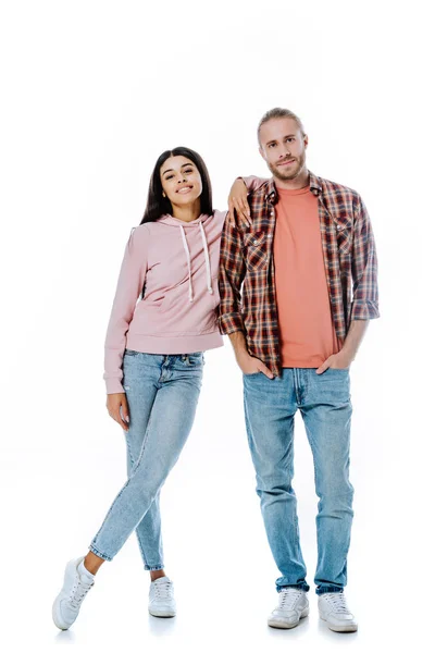 Volledige Lengte Uitzicht Van Gelukkig Jong Interraciaal Paar Geïsoleerd Wit — Stockfoto