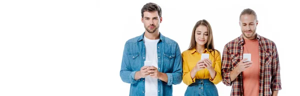 Sorrindo Três Jovens Amigos Usando Smartphones Isolados Branco Tiro Panorâmico — Fotografia de Stock