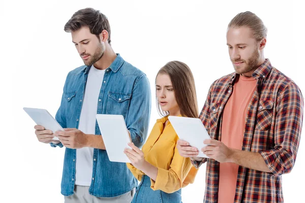 Chocou Três Jovens Amigos Usando Tablets Digitais Isolados Branco — Fotografia de Stock