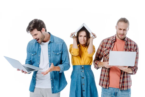 Stressade Unga Vänner Med Bärbara Datorer Isolerade Vit — Stockfoto