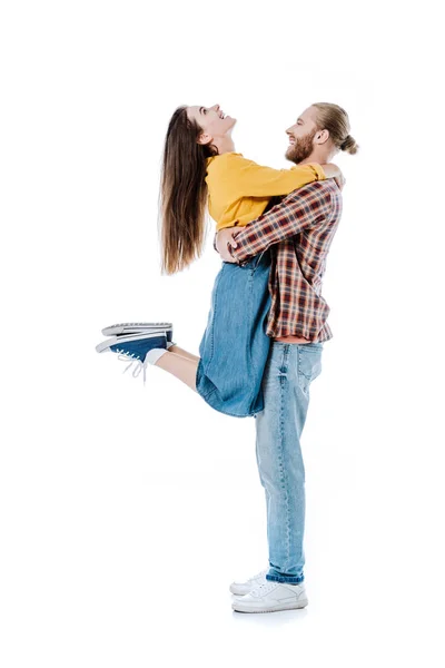 Vista Laterale Felice Giovane Uomo Tenendo Fidanzata Isolata Bianco — Foto Stock