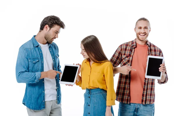 Tres Jóvenes Amigos Mirando Tabletas Digitales Aisladas Blanco — Foto de Stock