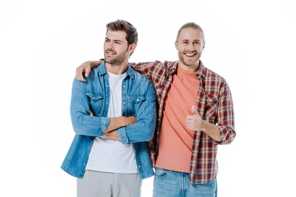 Feliz Hombre Abrazando Amigo Mostrando Pulgar Hacia Arriba Aislado Blanco — Foto de Stock