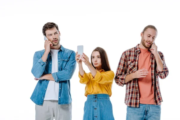 Três Jovens Amigos Usando Smartphones Isolados Branco — Fotografia de Stock