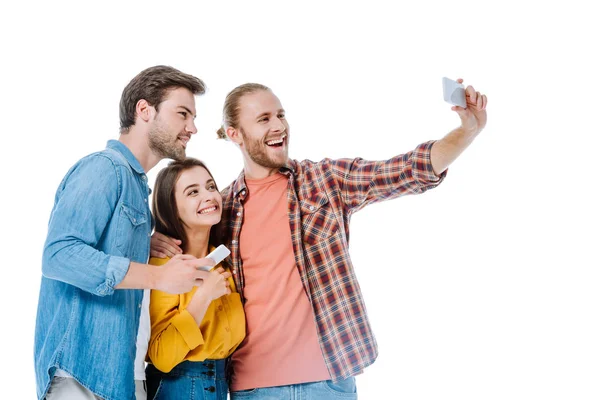 Sonriendo Tres Jóvenes Amigos Tomando Selfie Teléfono Inteligente Aislado Blanco — Foto de Stock