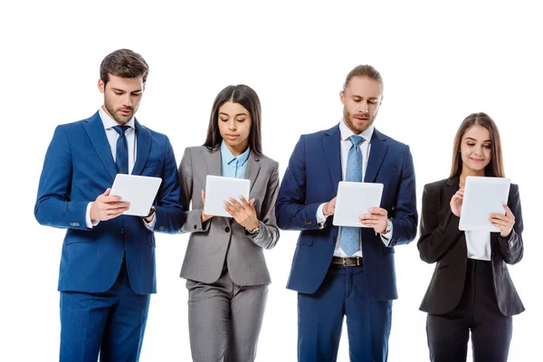 Empresários Multiculturais Ternos Usando Tablets Digitais Isolados Branco — Fotografia de Stock