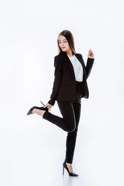 Pełny Widok Długości Elegancki Businesswoman Garniturze Pozowanie Podniesioną Nogą Izolowane — Zdjęcie stockowe