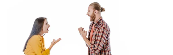 Zijaanzicht Van Gelukkig Jong Paar Casual Outfit Tonen Gebaar Geïsoleerd — Stockfoto