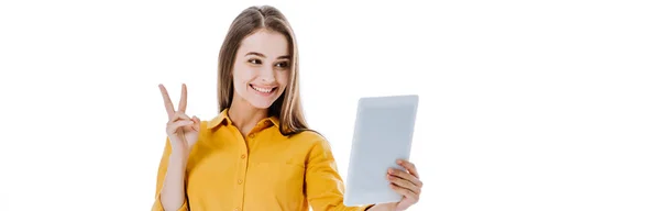 Gelukkig Aantrekkelijk Meisje Met Digitale Tablet Tonen Vrede Teken Geïsoleerd — Stockfoto