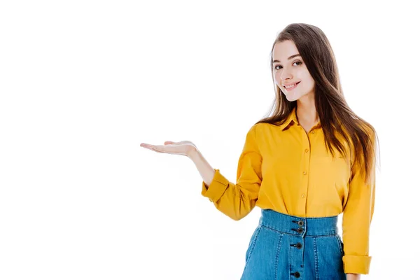 Glimlachen Aantrekkelijk Meisje Wijzend Met Hand Geïsoleerd Wit — Stockfoto