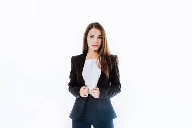 Takım elbiseli, beyaz ceketli, kendine güvenen bir iş kadını.