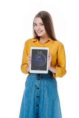 Kyiv, Ukrayna - 12 Ağustos 2019: kot etekli gülümseyen kız ipad 'i elinde tutuyor ve beyaz ekranda kapalı.