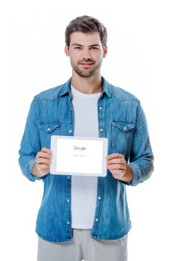 Kyiv, Ukrayna - 12 Ağustos 2019: kot gömlekli gülümseyen adam elinde dijital tablet, Google ana sayfası beyaz