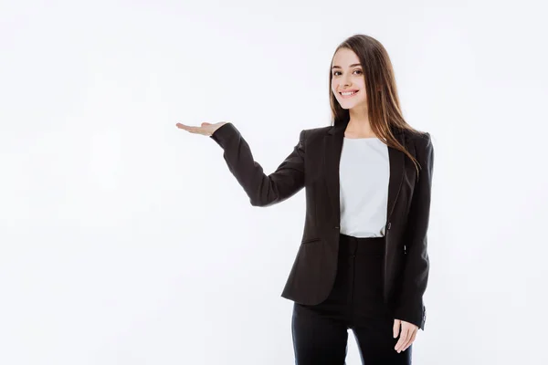 Mulher Negócios Sorridente Terno Apontando Com Mão Isolada Branco — Fotografia de Stock