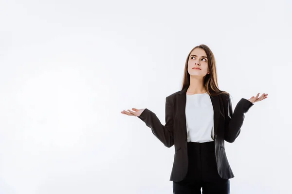 Confusa Mujer Negocios Traje Mostrando Gesto Encogimiento Aislado Blanco — Foto de Stock