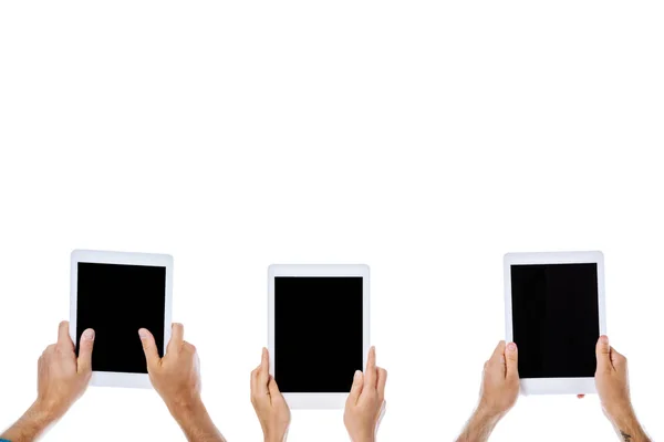 Visão Recortada Jovens Amigos Segurando Tablets Digitais Com Telas Branco — Fotografia de Stock