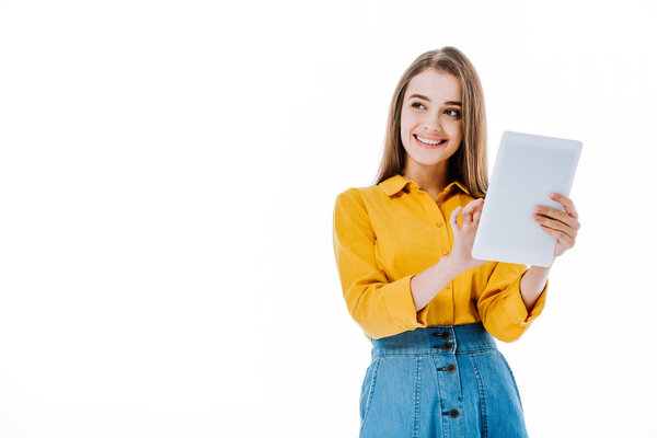 улыбающаяся привлекательная девушка с помощью цифрового планшета изолированы на белом
