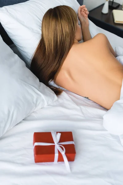 Vista Trasera Mujer Durmiendo Cama Cerca Caja Regalo — Foto de Stock