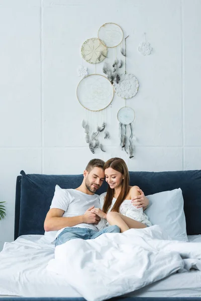 Hombre Guapo Con Los Ojos Cerrados Abrazando Sonriente Atractiva Mujer — Foto de Stock